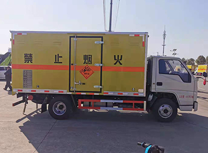 上街爆破器材运输车工人安全操作规范与智能技术保障